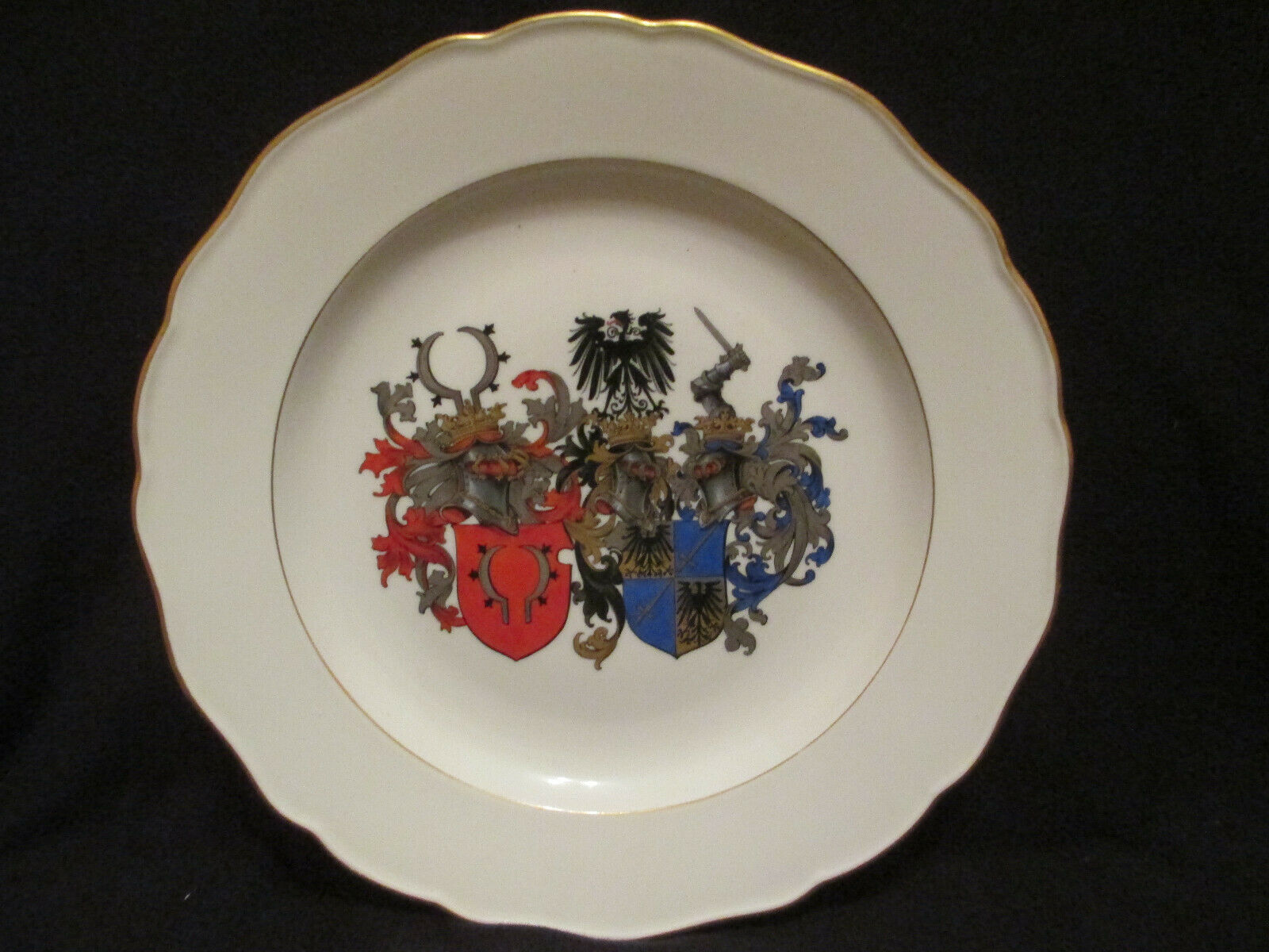 Heraldischer Speiseteller aus Meissener Porzellan. 