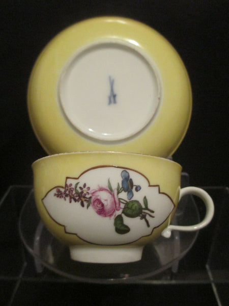 Porcelaine De Meissen, Gravure Sur Bois Sur Fond Jaune, Tasse À Thé Et Soucoupe 1740