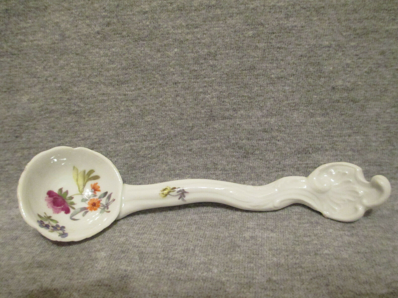 Cuillère Soucoupe Florale En Porcelaine De Meissen 18ème Siècle.