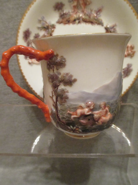 Becher und Untertasse aus Meissener Porzellan im Capodimonte-Stil, 19. Jh. Selten