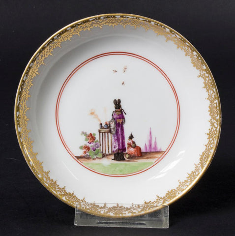 An Early Meissen Saucer with Chinoiserie Scene. 1730