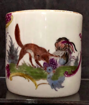Boîte à café à échelle Puce en porcelaine de Meissen avec renard et poule 1740. 