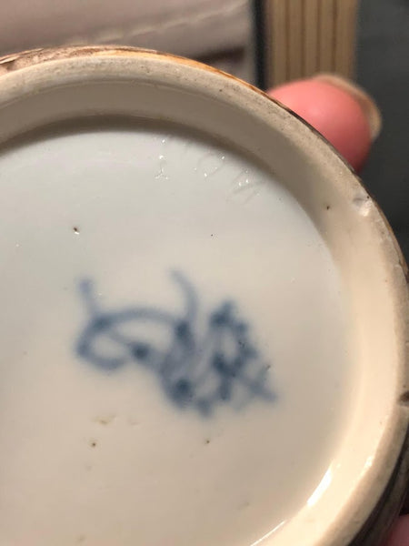 Une tasse à thé et une soucoupe en porcelaine de Frankenthal au fond marbré, vers 1783
