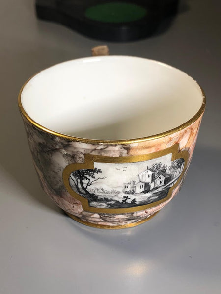 Eine marmorierte gemahlene Teetasse und Untertasse aus Frankenthal-Porzellan, um 1783
