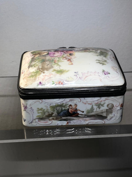 PORCELAIN TABATIERE (Snuffbox) WITH WATTEAU PAINTING 1745