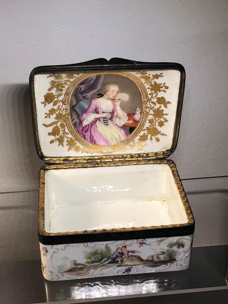 PORCELAIN TABATIERE (Snuffbox) WITH WATTEAU PAINTING 1745