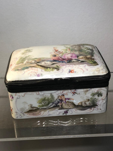 PORCELAIN TABATIERE (Snuffbox) WITH WATTEAU PAINTING 1745