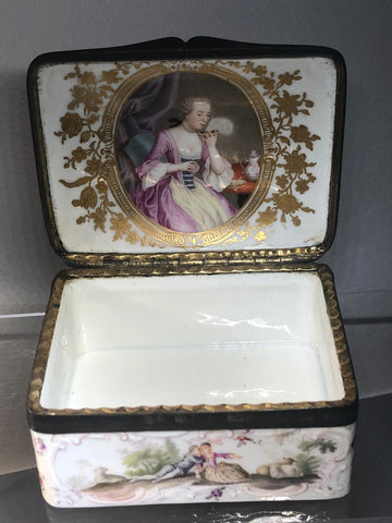 TABATIÈRE EN PORCELAINE AU PEINTURE DE WATTEAU 1745