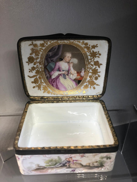 PORCELAIN TABATIERE (Snuffbox) WITH WATTEAU PAINTING 1745