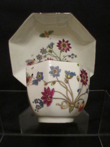 Porcelaine de Meissen, motif abeille (bienenmuster). Tasse à thé et soucoupe. 1740 (n°1)