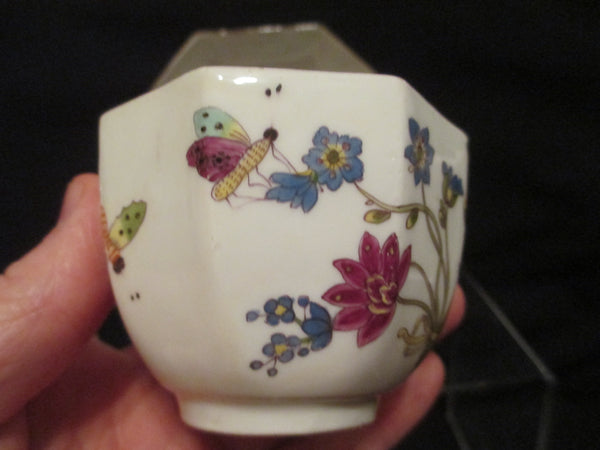 Porcelaine de Meissen, motif abeille (bienenmuster). Tasse à thé et soucoupe. 1740 (n°1)