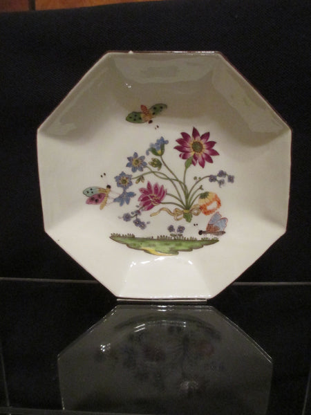 Porcelaine de Meissen, motif abeille (bienenmuster). Tasse à thé et soucoupe. 1740 (n°1)