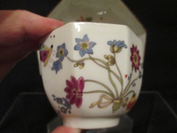 Porcelaine de Meissen, motif abeille (bienenmuster). Tasse à thé et soucoupe. 1740 (n°2)