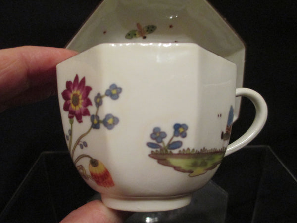 Porcelaine de Meissen, motif abeille (bienenmuster). Tasse à thé et soucoupe. 1740 (n°2)