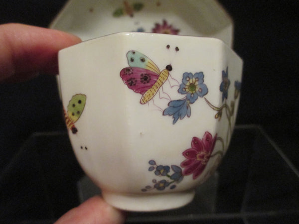 Porcelaine de Meissen, motif abeille (bienenmuster). Tasse à thé et soucoupe. 1740 (n°2)