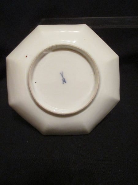 Porcelaine de Meissen, motif abeille (bienenmuster). Tasse à thé et soucoupe. 1740 (n°2)