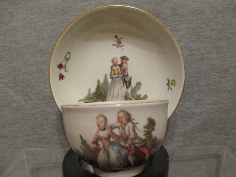 Ludwigsburger Teetasse und Untertasse mit verliebten Paarszenen aus dem 18. Jahrhundert