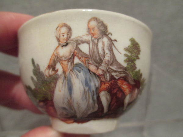 Tasse à thé et soucoupe Ludwigsburg avec scènes de couple amoureux années 1700