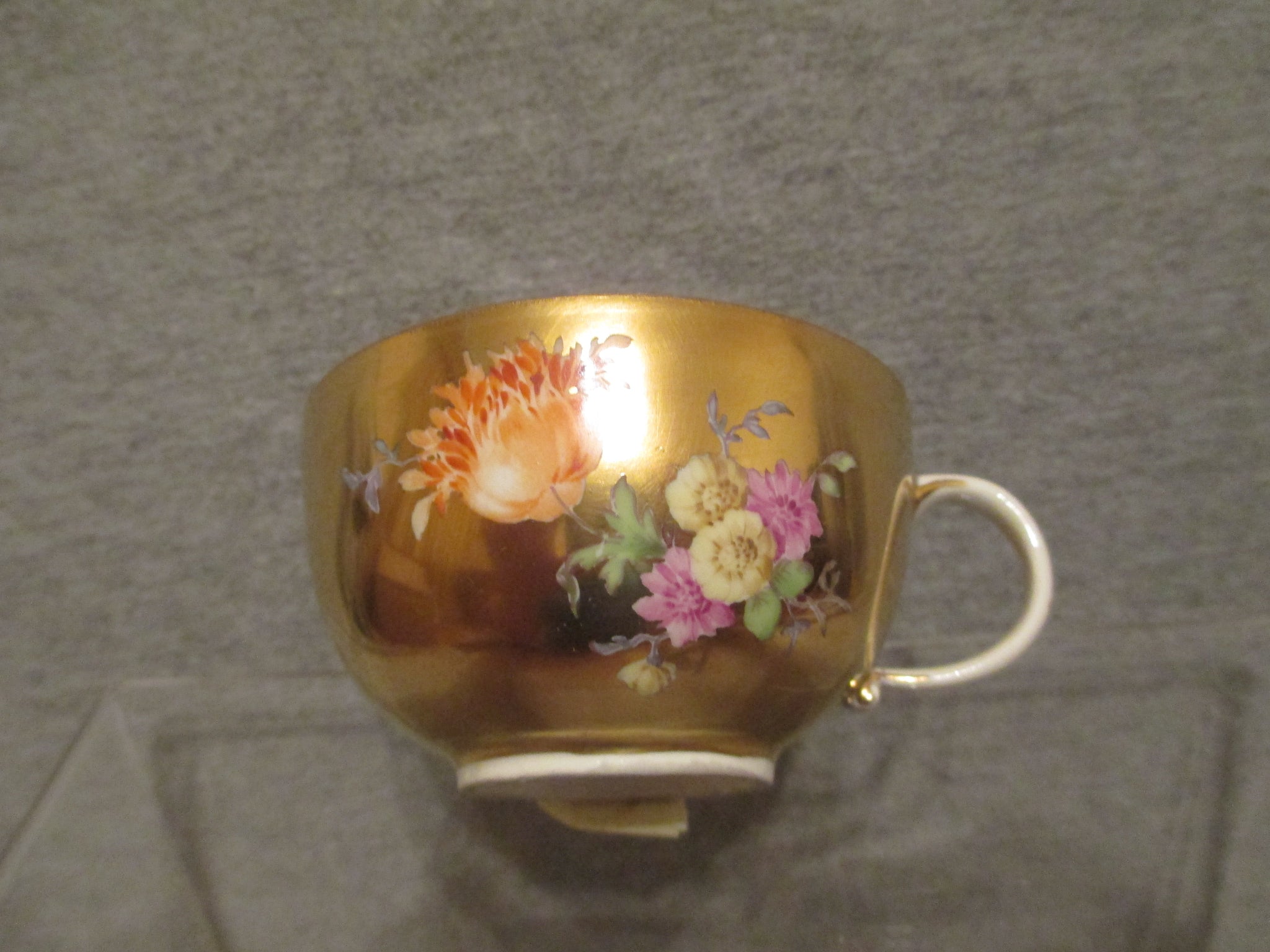 Meissener Teetasse mit vergoldetem Blumenmuster (Nr. 1), 1770er Jahre