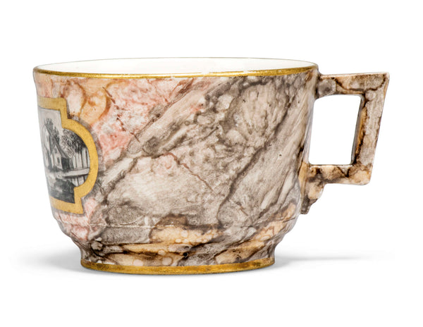 Une tasse à thé et une soucoupe en porcelaine de Frankenthal au fond marbré, vers 1783