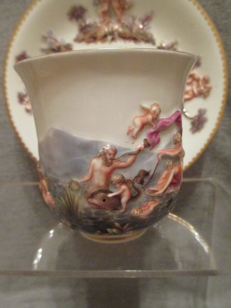 Bécher et soucoupe en porcelaine de Meissen Style Capodimonte 19ème C Rare