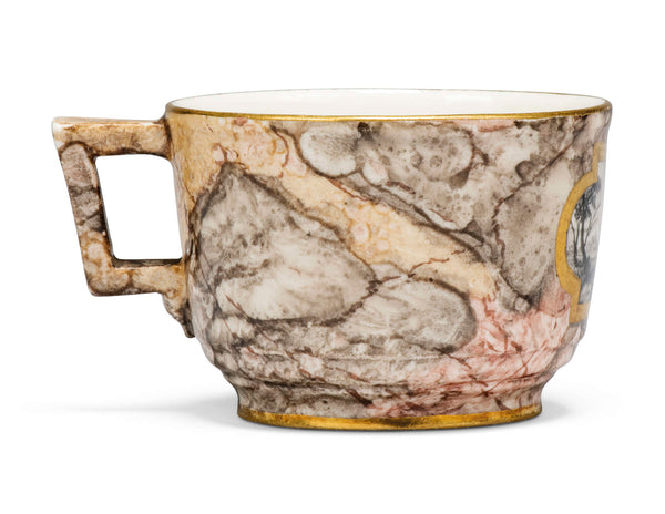 Eine marmorierte gemahlene Teetasse und Untertasse aus Frankenthal-Porzellan, um 1783
