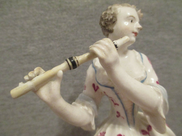 Une figure en porcelaine d'arc d'un joueur de flûte c1760
