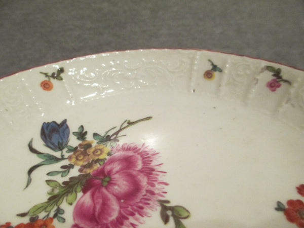 Tasse et soucoupe moulées florales en porcelaine de Ludwigsburg 18ème siècle