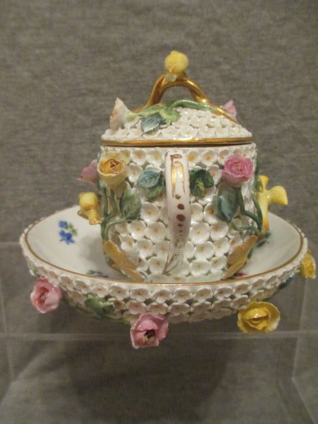 Tasse et soucoupe à couvercle Schneeballen en porcelaine Meissen. 19ème siècle 