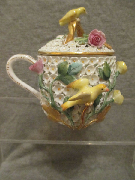 Tasse et soucoupe à couvercle Schneeballen en porcelaine Meissen. 19ème siècle 