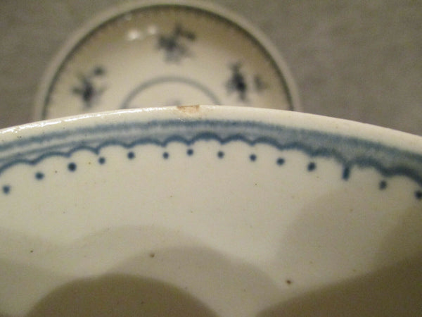 Bol à thé et soucoupe chinois antique Worcester du XVIIIe siècle en attente. 1760.