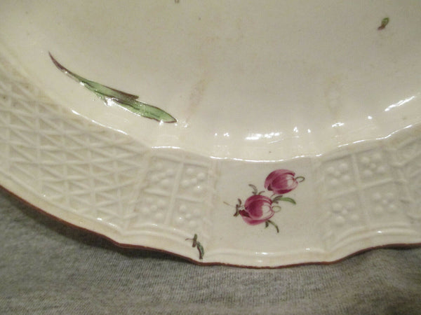 Assiette à dîner moulée florale en porcelaine Höchst Red Wheel Mark