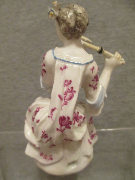 Eine Bogenporzellanfigur eines Flötenspielers um 1760