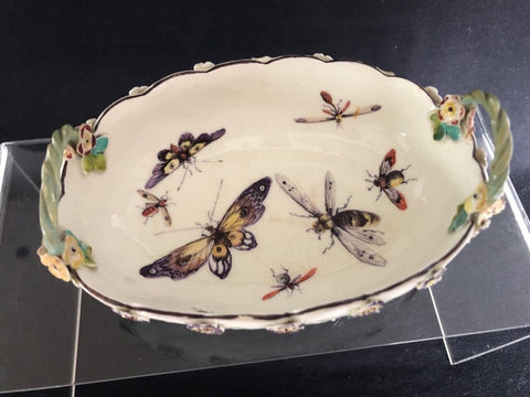 Geformter Korb aus Derby-Porzellan mit Blumen und Käfern, 1760 x 2