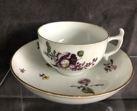 Tasse et soucoupe florale en porcelaine de Meissen gravée sur bois 1740 