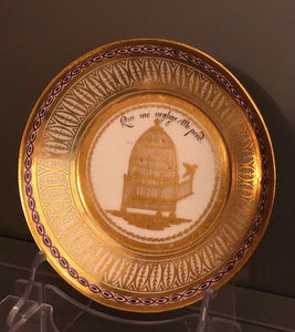 Soucoupe à café en porcelaine dorée de Paris avec titre "Qui Me Neglige Perd" 18ème siècle 