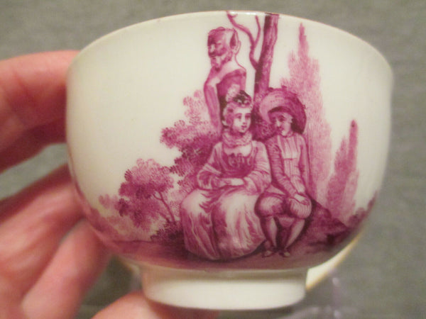 Porcelaine de Meissen, tasse à thé et soucoupe Scenic Puce. 1760