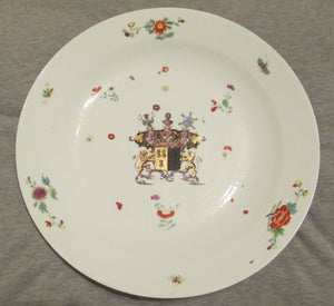 Plat en porcelaine de Meissen, armoiries du comte von Seydewitz vers 1735