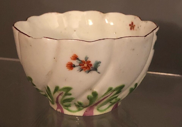 Chelsea-Teeschale aus Porzellan mit Blumenmuster und Blattwedeln, 1756 
