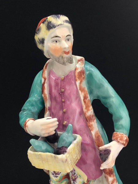 Une figure en porcelaine de Derby représentant un colporteur juif 1765