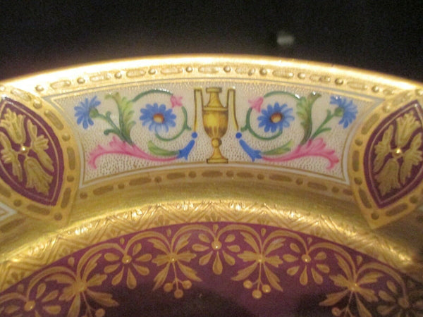 Soucoupe en porcelaine de Vienne avec guirlandes et urnes années 1700
