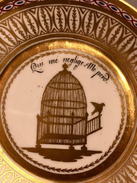 Soucoupe à café en porcelaine dorée de Paris avec titre "Qui Me Neglige Perd" 18ème siècle 
