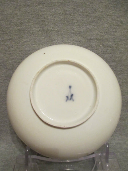 Soucoupe panoramique en porcelaine de Meissen avec lionne et oursons années 1740 