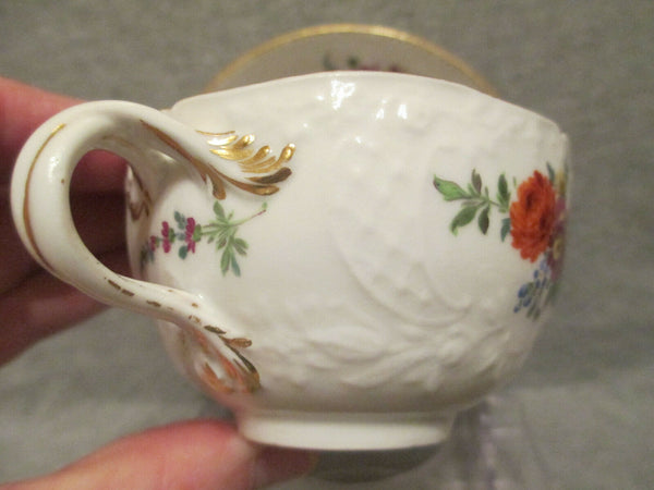 Tasse et soucoupe moulées florales Meissen.