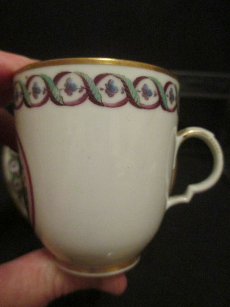 Tasse à café et soucoupe en porcelaine Doccia avec mère allaitante 1770-80