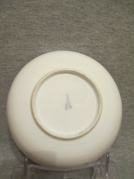 Soucoupe scène de camp de soldats en porcelaine de Meissen, vers 1740. 