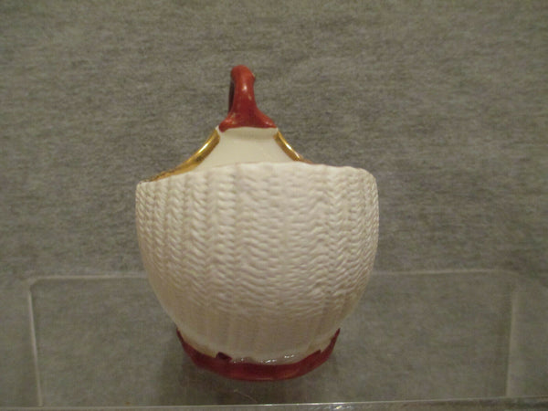 Muschelförmiger Becher aus Pariser Porzellan im Dagoty-Stil. 19. Jh