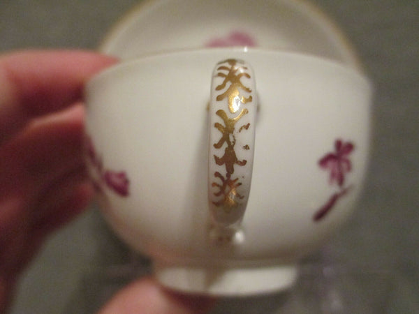 Porcelaine de Meissen, tasse à thé et soucoupe Scenic Puce. 1760