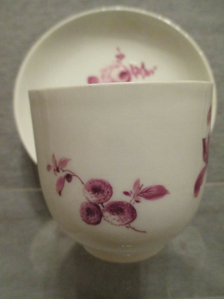 Tasse florale et soucoupe Meissen Puce. (1)