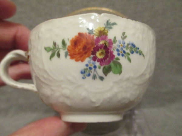 Meissener floral geformte Tasse und Untertasse.